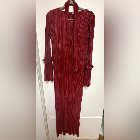 Dresses & Skirts - Red burgundy wine Pleated Long Sleeve Maxi Dress with belt Size Large Stretchy